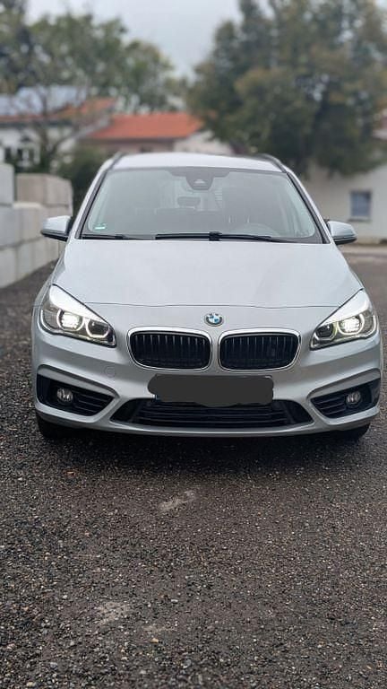 Silber Gebraucht 2018 BMW 220 Gran Tourer Sport Line Van / Kleinbus | 15.850 € (Guter Preis) - Bild 1/4