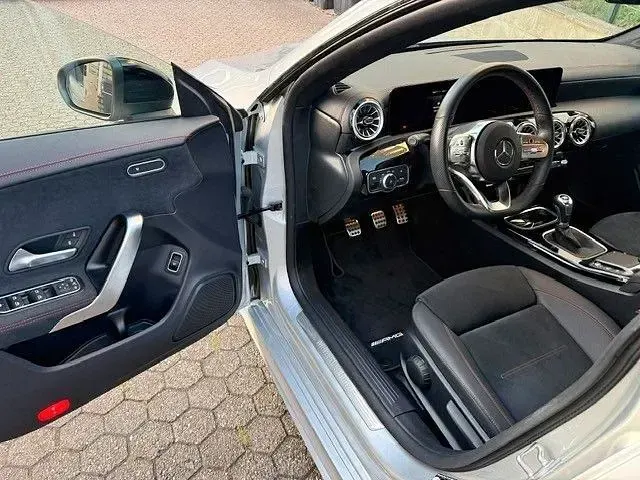 Gebraucht Mercedes CLA200 Sport 163 PS (119 kW) 2023 Iridiumsilber Coupé