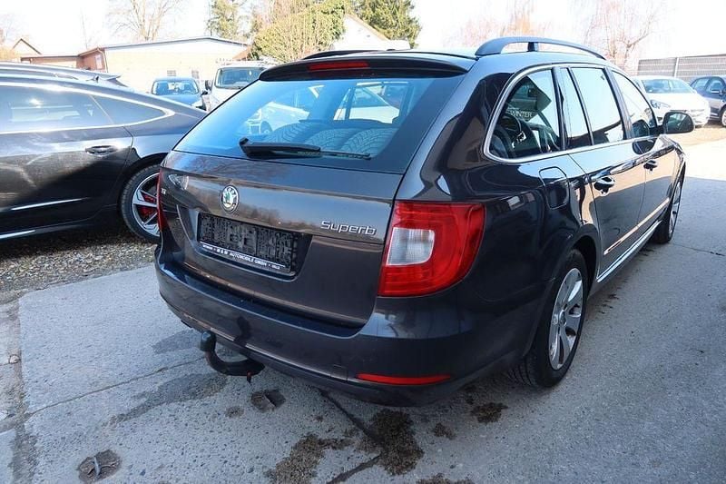 Gebraucht Skoda Superb Ambition 125 PS (91 kW) 2011 Braun Kombi