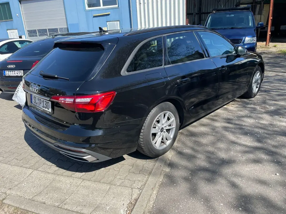 Gebraucht Audi A4 Basis 163 PS (119 kW) 2023 Schwarz Kombi