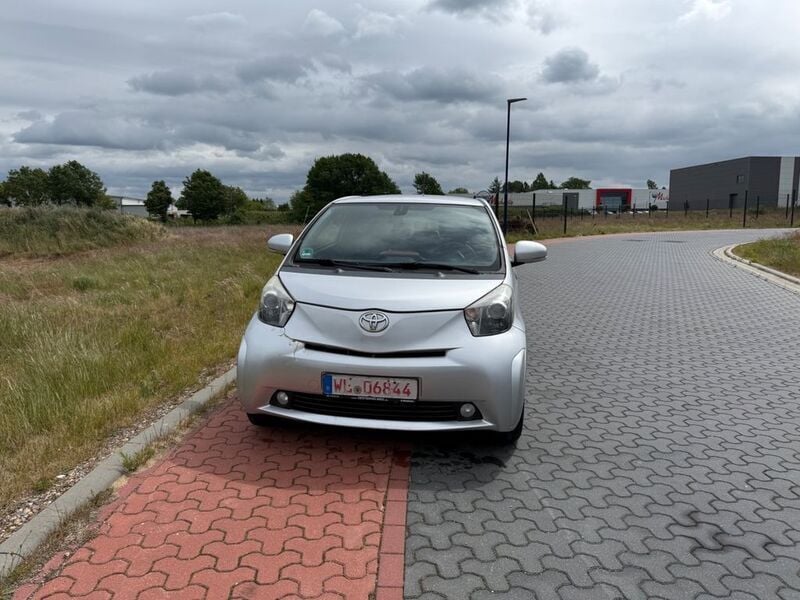 Gebraucht Toyota iQ 90 PS (66 kW) 2010 Silber Kleinwagen