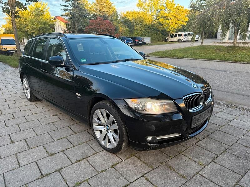 Schwarz Gebraucht 2012 BMW 320 Kombi | 4.950 € (Superpreis) - Bild 1/4