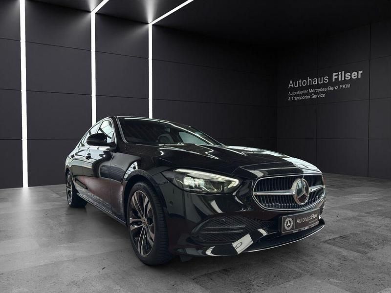 Schwarz Gebraucht 2022 Mercedes C180 Avantgarde Limousine | 32.780 € (Etwas zu teuer) - Bild 1/4