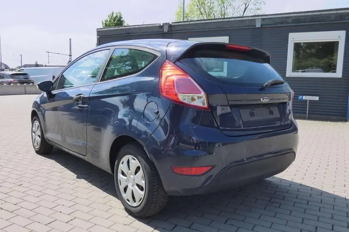Gebraucht Ford Fiesta Ambiente 60 PS (44 kW) 2014 Blazerblau Kleinwagen