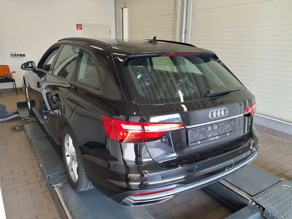 Gebraucht Audi A4 Advanced Plus 136 PS (100 kW) 2021 Mythosschwarz metallic Kombi