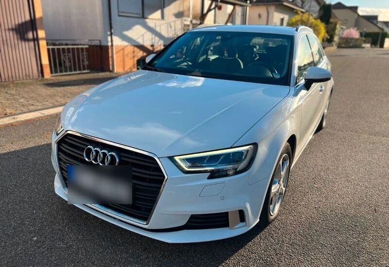 Weiß Gebraucht 2016 Audi A3 Sportback Ambiente Limousine | 12.000 € (Etwas zu teuer) - Bild 1/4