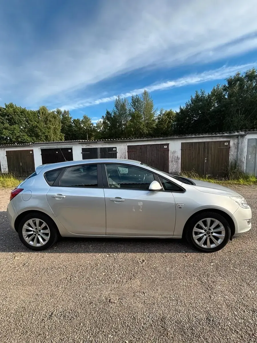 Gebraucht Opel Astra 116 PS (85 kW) 2012 Silber Limousine