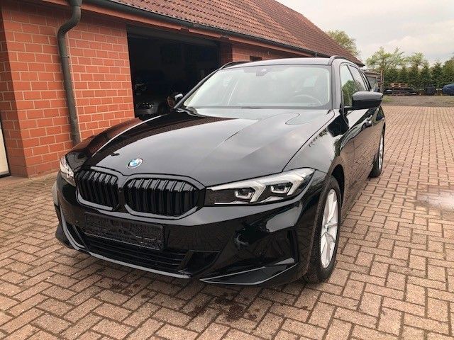 Schwarz Gebraucht 2023 BMW 320 Kombi | 31.850 € (Guter Preis) - Bild 1/4