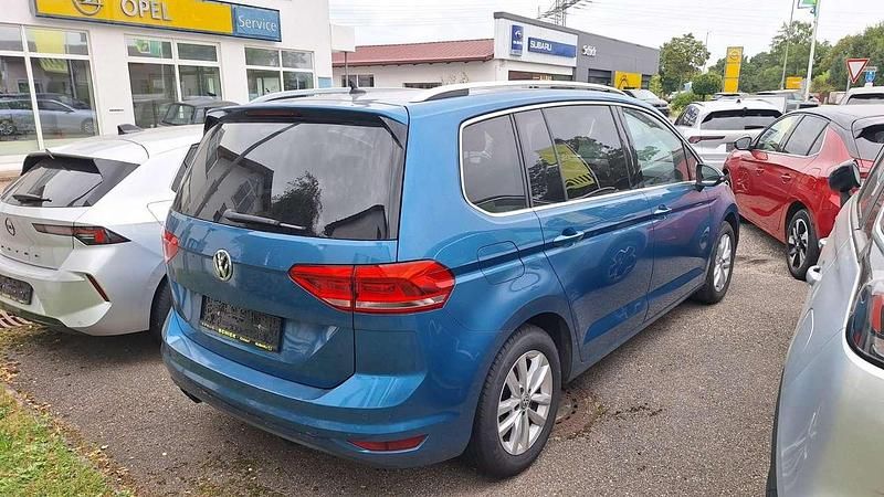 Carribean blue metallic Gebraucht 2017 VW Touran Highline Van / Kleinbus | 17.900 € (Guter Preis) - Bild 1/4