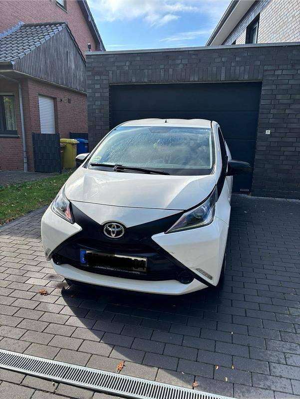 Weiß Gebraucht 2016 Toyota Aygo Kleinwagen | 7.500 € (Guter Preis) - Bild 1/4