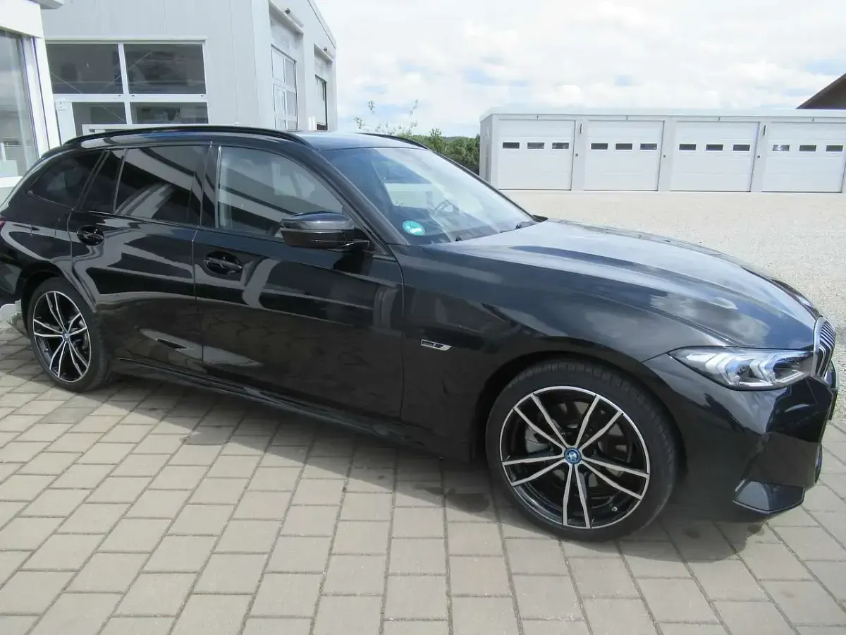 Gebraucht BMW 320e M Sport 204 PS (150 kW) 2023 Schwarz Kombi
