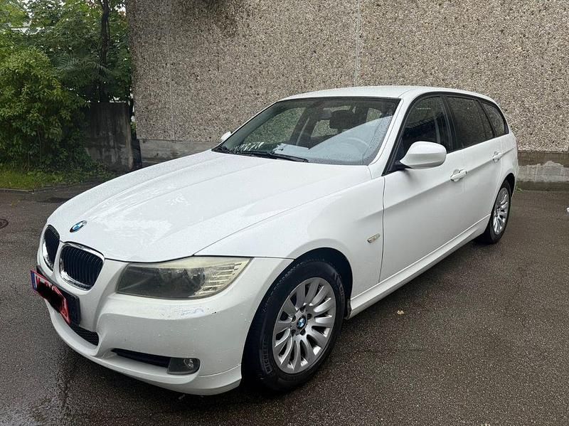 Weiß Gebraucht 2009 BMW 318 Kombi | 2.900 € (Fairer Preis) - Bild 1/4