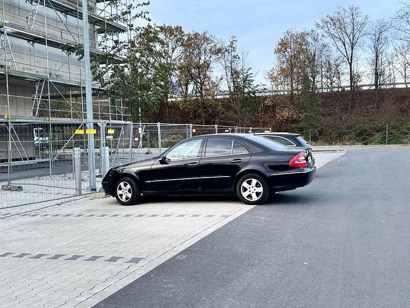 Schwarz Gebraucht 2004 Mercedes E320 Elegance Limousine | 4.499 € (Superpreis) - Bild 1/4