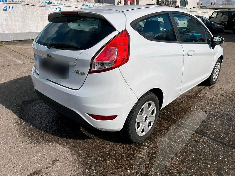 Gebraucht Ford Fiesta 65 PS (47 kW) 2014 Weiß Kleinwagen