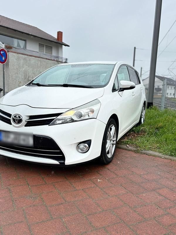 Gebraucht Toyota Verso 163 PS (119 kW) 2013 Weiß Van / Kleinbus