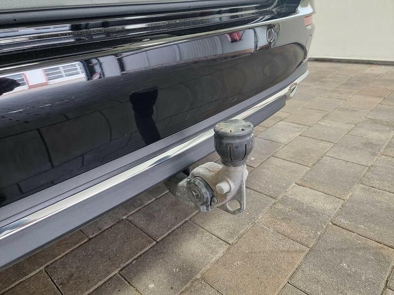 Gebraucht Mercedes C300e Avantgarde 313 PS (230 kW) 2023 Ung. schwarz  unilack Kombi