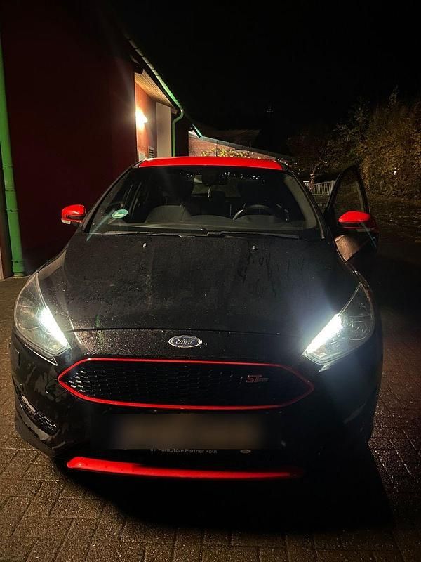 Schwarz Gebraucht 2017 Ford Focus ST-Line Limousine | 12.600 € (Etwas zu teuer) - Bild 1/4