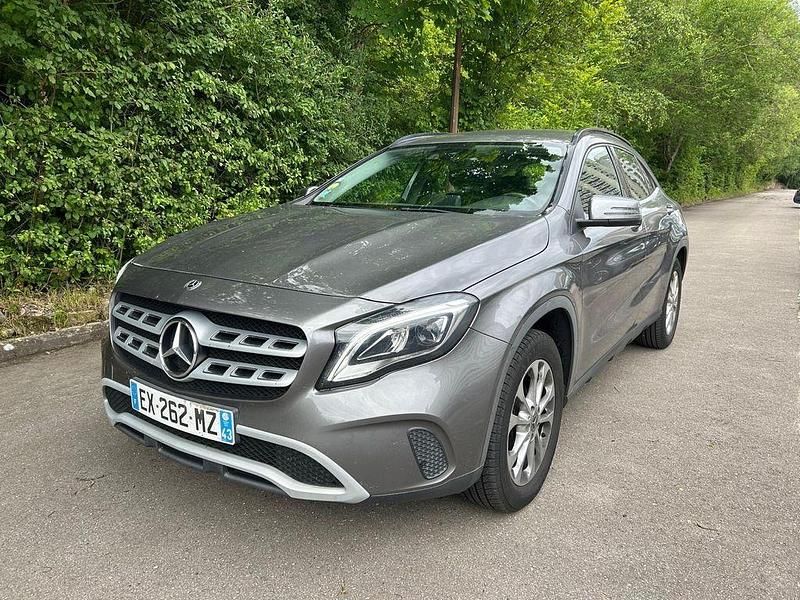 Grau Gebraucht 2018 Mercedes GLA200 SUV | 13.900 € (Guter Preis) - Bild 1/4