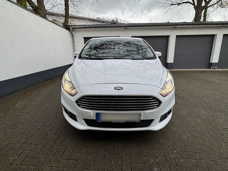 Gebraucht Ford S-MAX Titanium 179 PS (131 kW) 2016 Weiß Van / Kleinbus
