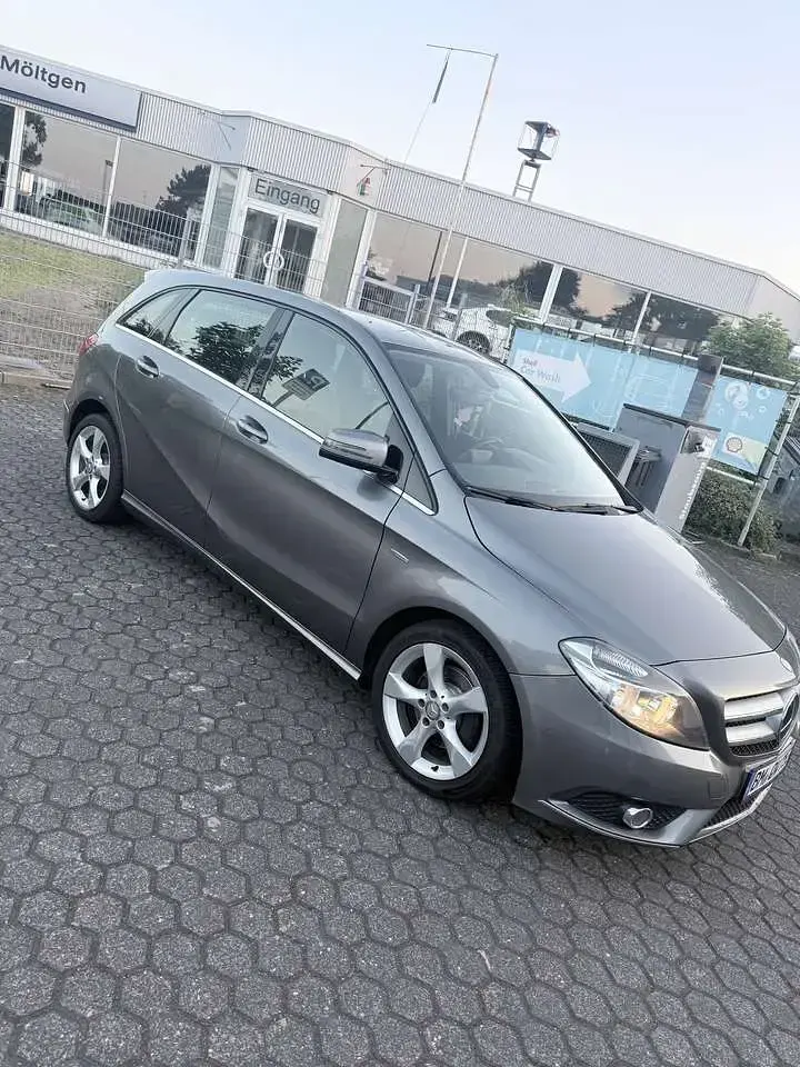 Gebraucht Mercedes B180 109 PS (80 kW) 2012 Grau Kleinwagen