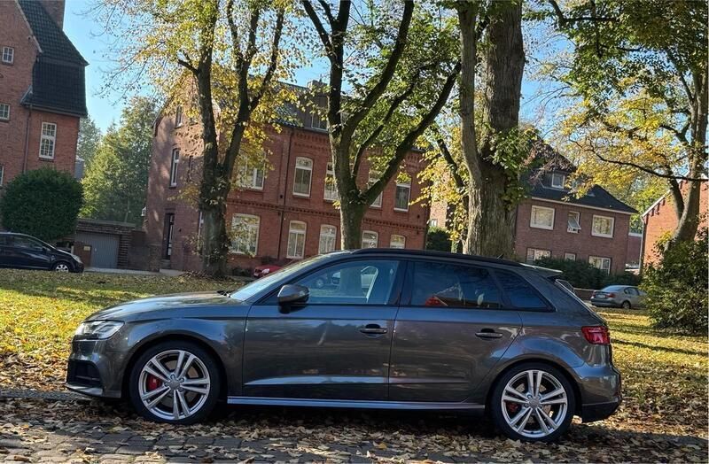 Grau Gebraucht 2019 Audi S3 Sportback Sport Kombi | 31.500 € (Etwas zu teuer) - Bild 1/4