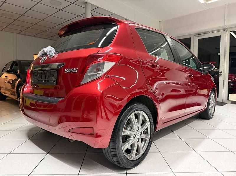 Gebraucht Toyota Yaris Club 99 PS (72 kW) 2012 Rot Limousine
