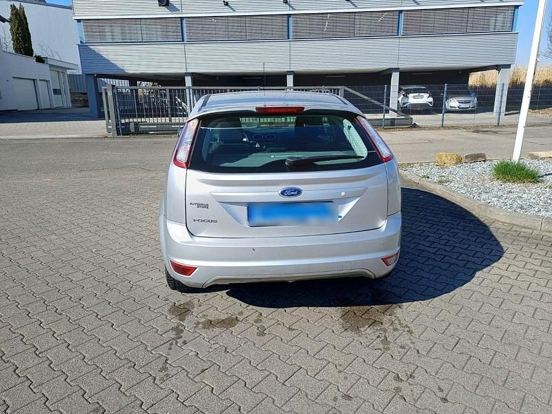 Gebraucht Ford Focus Ghia 101 PS (74 kW) 2009 Silber Limousine