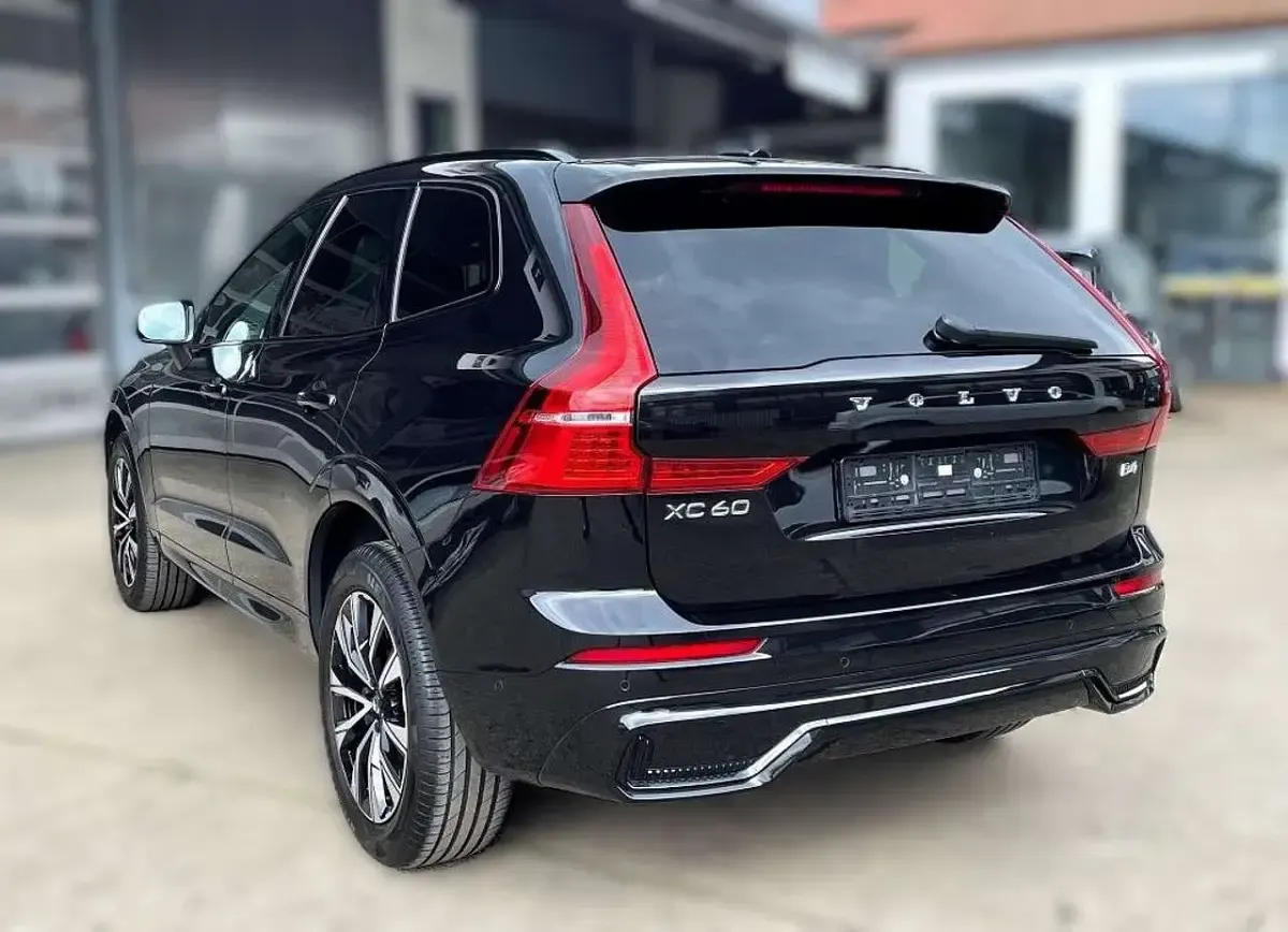 Gebraucht Volvo XC60 Plus 197 PS (144 kW) 2022 Schwarz SUV