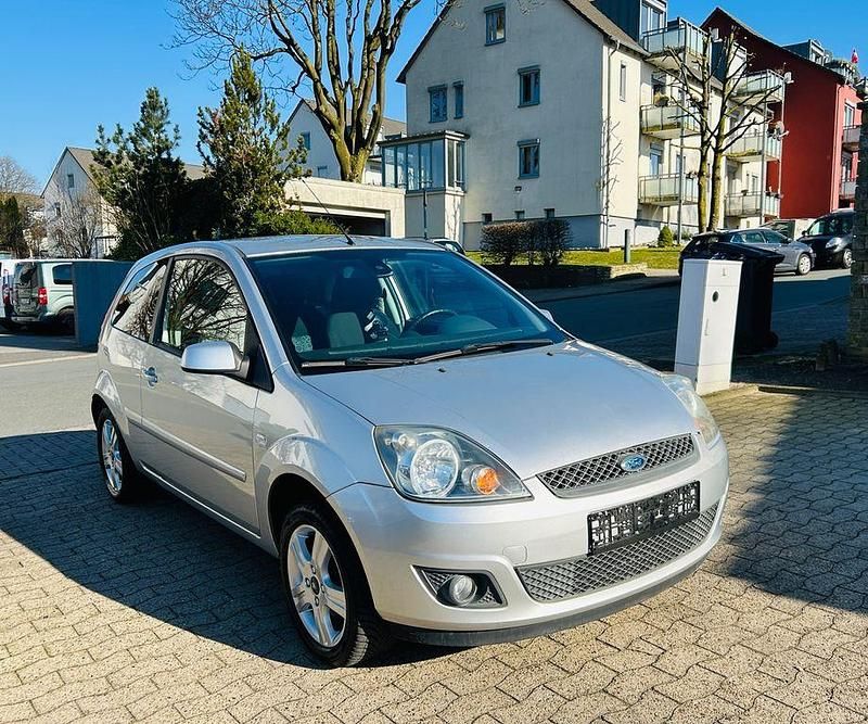 Gebraucht Ford Fiesta 75 PS (55 kW) 2009 Silber Kleinwagen