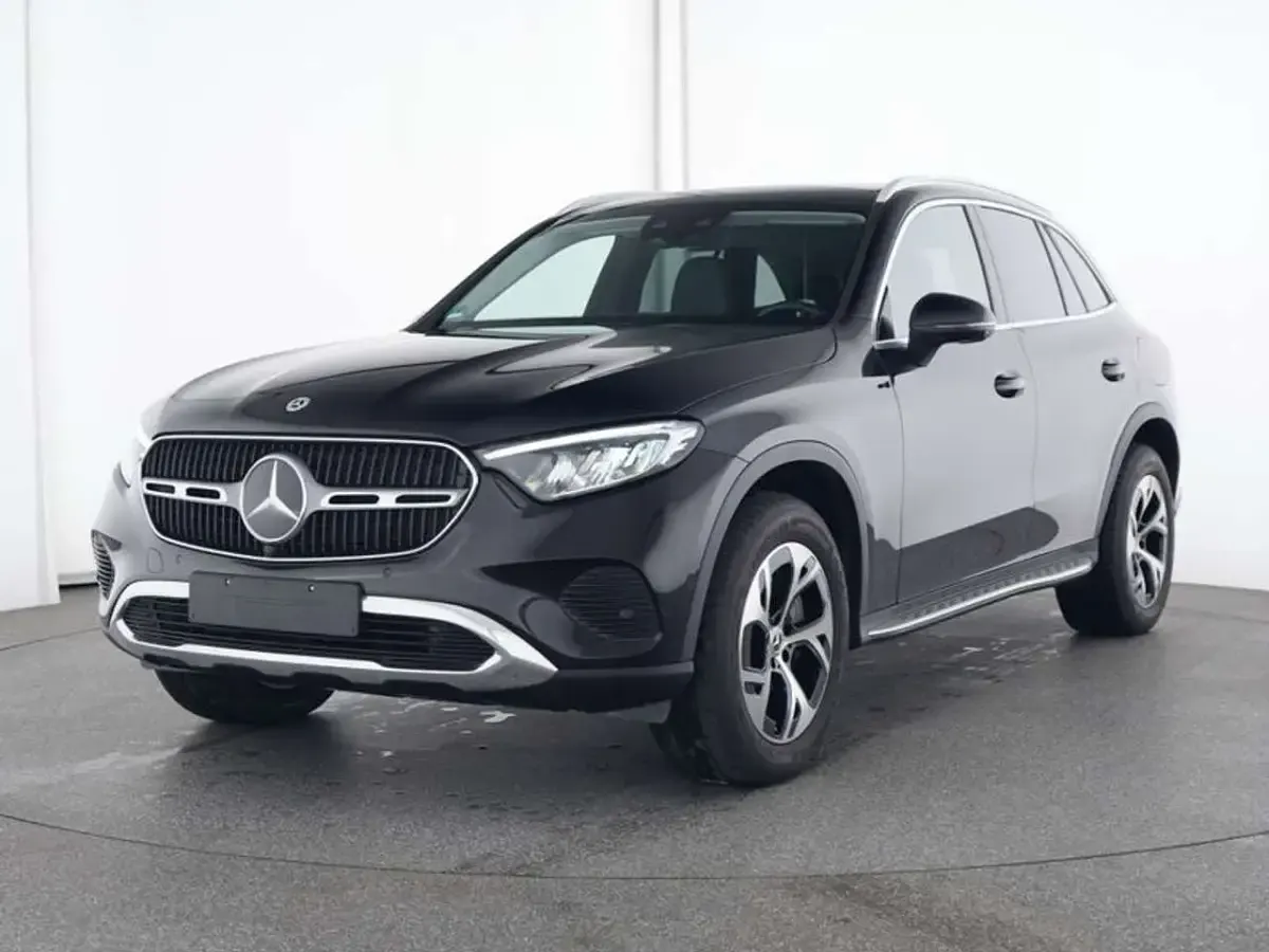 Gebraucht Mercedes GLC300e Avantgarde 204 PS (150 kW) 2024 Schwarz schwarz SUV