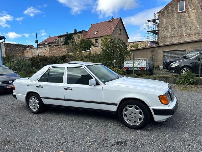 Gebraucht Mercedes E230 132 PS (97 kW) 1985 Weiß Limousine