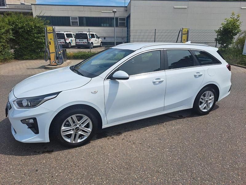 Weiß Gebraucht 2021 Kia Ceed Sportswagon Spirit Kombi | 20.900 € (Guter Preis) - Bild 1/4