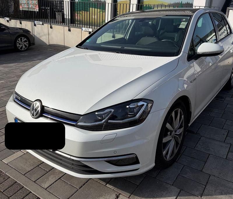 Gebraucht VW Golf VII Highline 131 PS (96 kW) 2019 Weiß Limousine