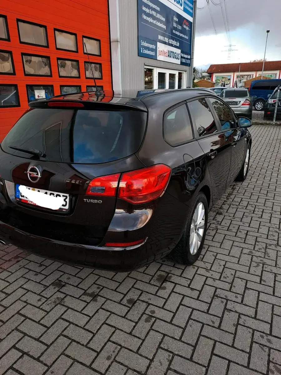 Gebraucht Opel Astra 140 PS (102 kW) 2012 Braun Kombi