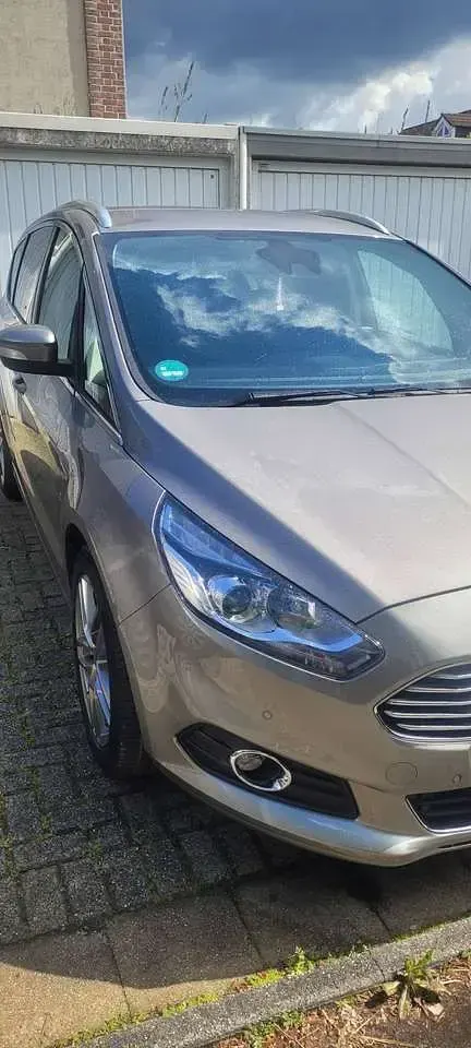 Gebraucht Ford S-MAX Titanium 210 PS (154 kW) 2017 Silber Van / Kleinbus