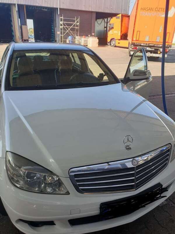 Weiß Gebraucht 2007 Mercedes C200 Limousine | 5.500 € (Etwas zu teuer) - Bild 1/4
