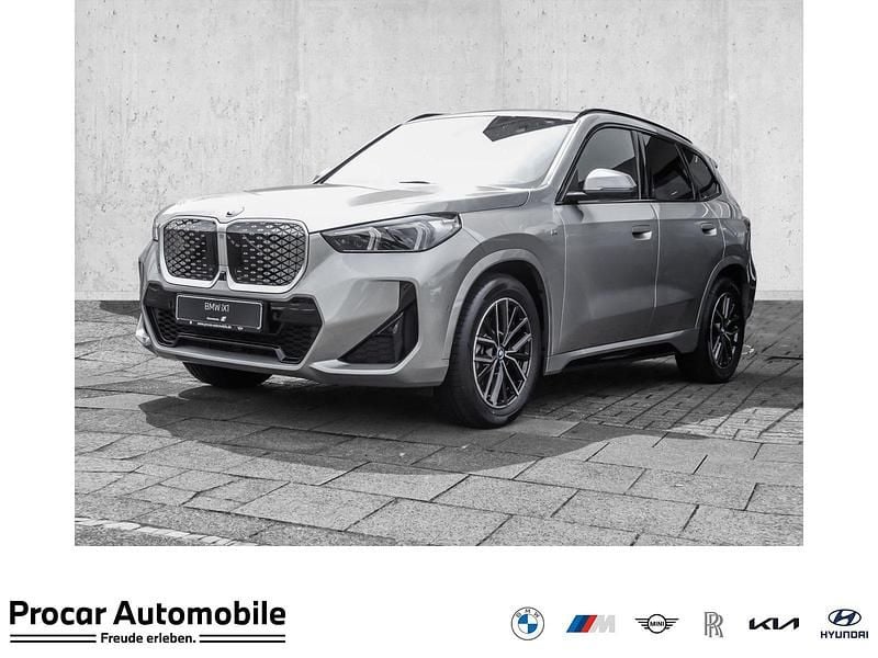 Silber Neu 2025 BMW iX1 M Sport SUV | 48.990 € (Guter Preis) - Bild 1/4