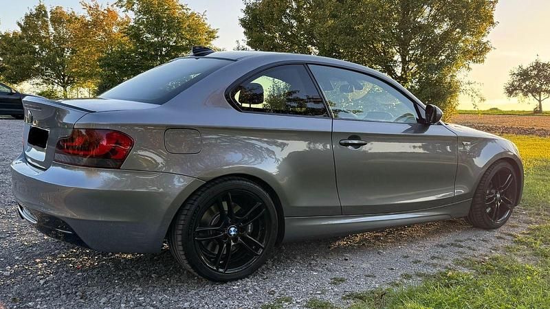 Grau Gebraucht 2010 BMW 135 Coupé Comfort Edition Coupé | 20.900 € - Bild 1/4
