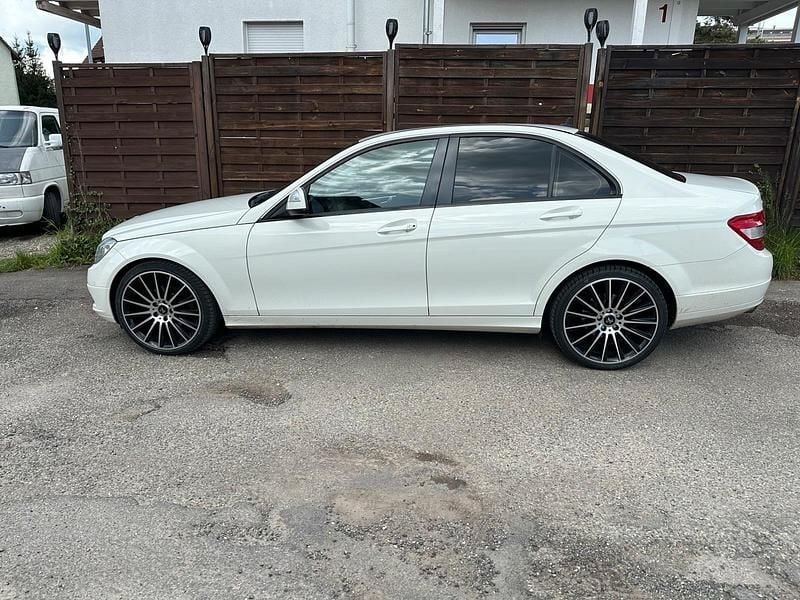 Weiß Gebraucht 2008 Mercedes C200 Limousine | 5.000 € (Etwas zu teuer) - Bild 1/4