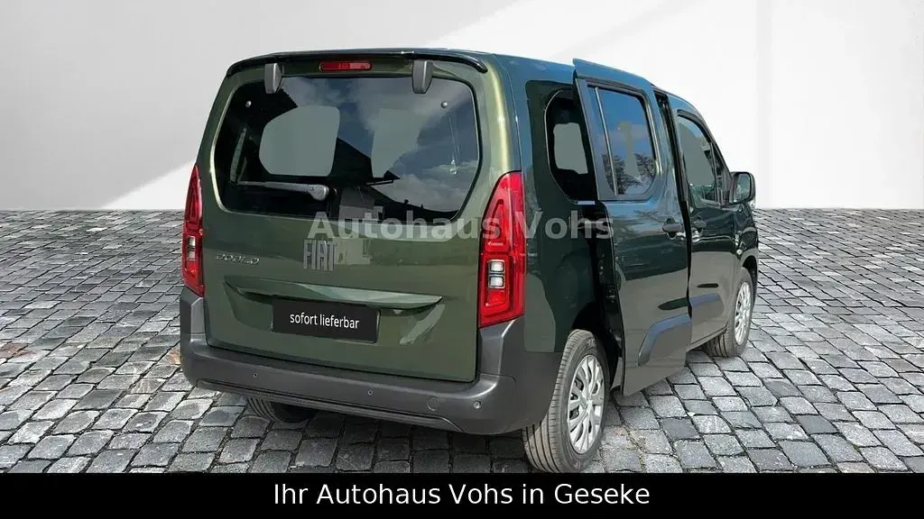 Neu Fiat Doblò 131 PS (96 kW) 2026 Grün Van / Kleinbus