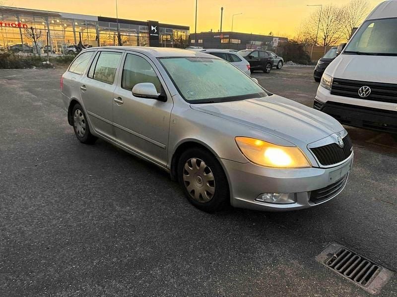 Silber Gebraucht 2011 Skoda Octavia GreenLine Kombi | 1.600 € - Bild 1/4