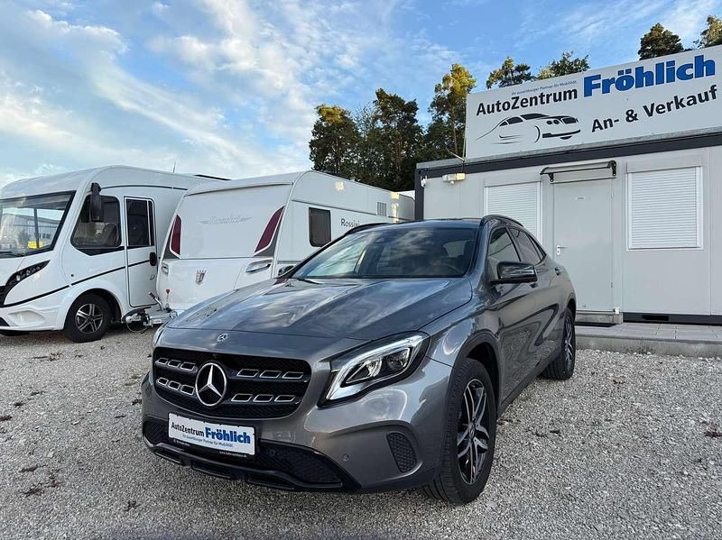 Grau Gebraucht 2018 Mercedes GLA180 Night SUV | 17.599 € (Fairer Preis) - Bild 1/4