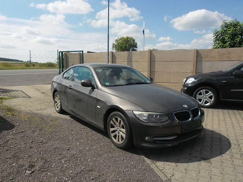 Braun Gebraucht 2010 BMW 320 Sport Line Coupé | 5.450 € (Superpreis) - Bild 1/4