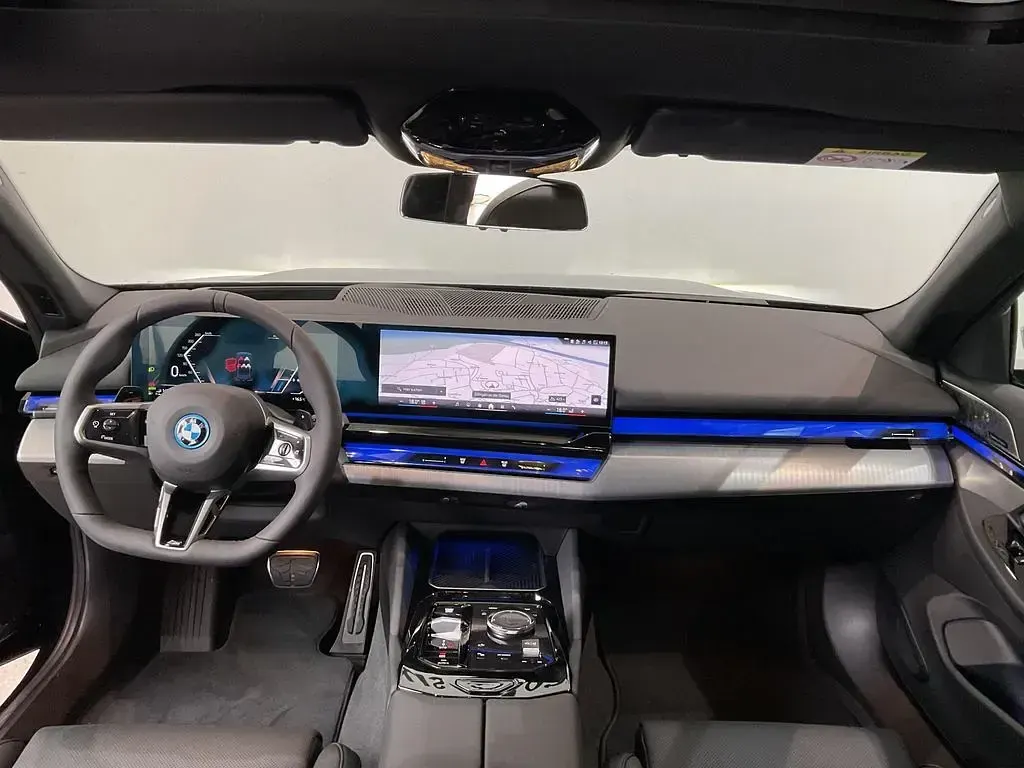 Neu BMW 550e Performance 489 PS (359 kW) 2026 Schwarz Limousine