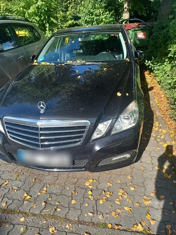 Schwarz Gebraucht 2010 Mercedes E200 Avantgarde Limousine | 8.800 € (Etwas zu teuer) - Bild 1/4