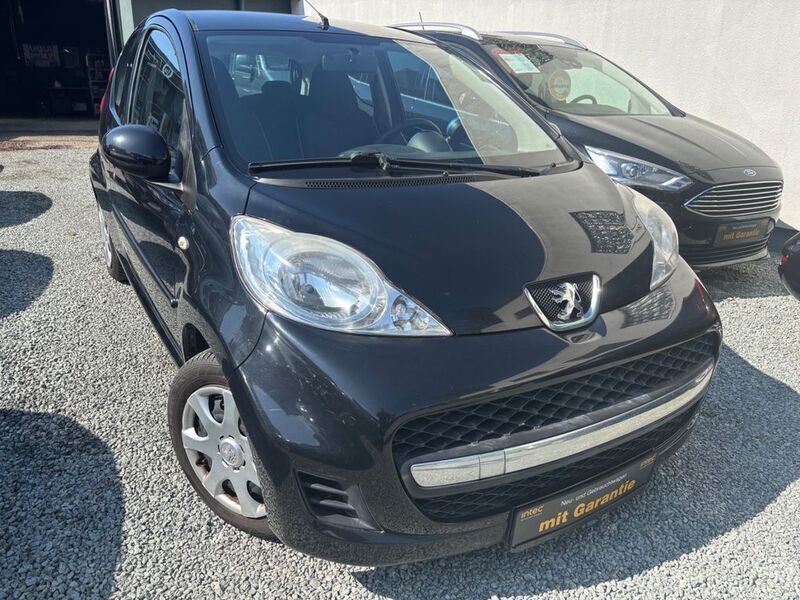 Gebraucht Peugeot 107 68 PS (50 kW) 2010 Schwarz Kleinwagen