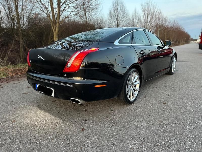 Gebraucht Jaguar XJ Premium Luxury 275 PS (202 kW) 2011 Schwarz Limousine