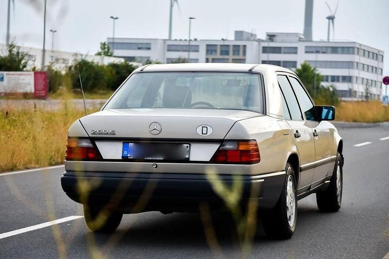 Gebraucht Mercedes E260 160 PS (117 kW) 1989 Silber Limousine