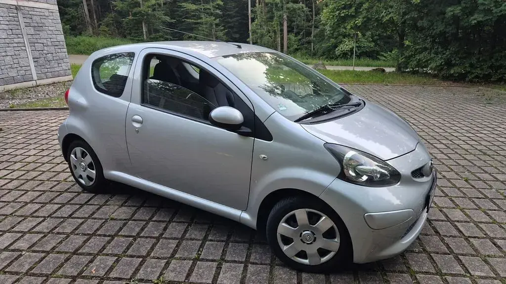 Gebraucht Toyota Aygo 68 PS (50 kW) 2006 Silber Kleinwagen
