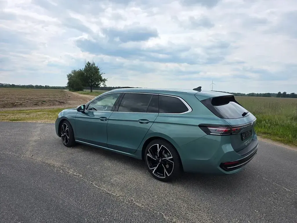 Gebraucht VW Passat Elegance 150 PS (110 kW) 2025 Grün Kombi